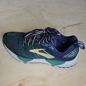 Brooks Sneakers - Navy and Gold